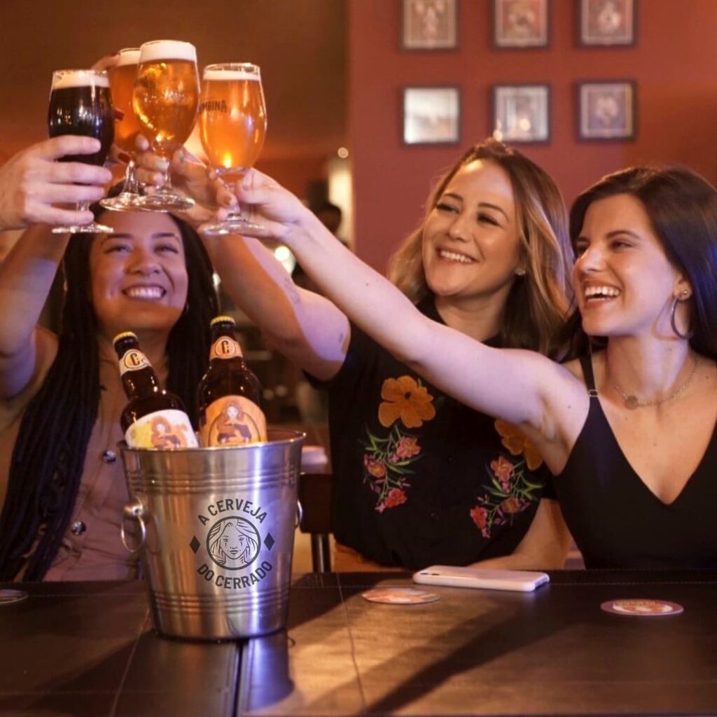foto de mulheres brindando