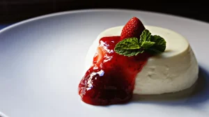 Panna cotta com calda de frutas vermelhas e cerveja