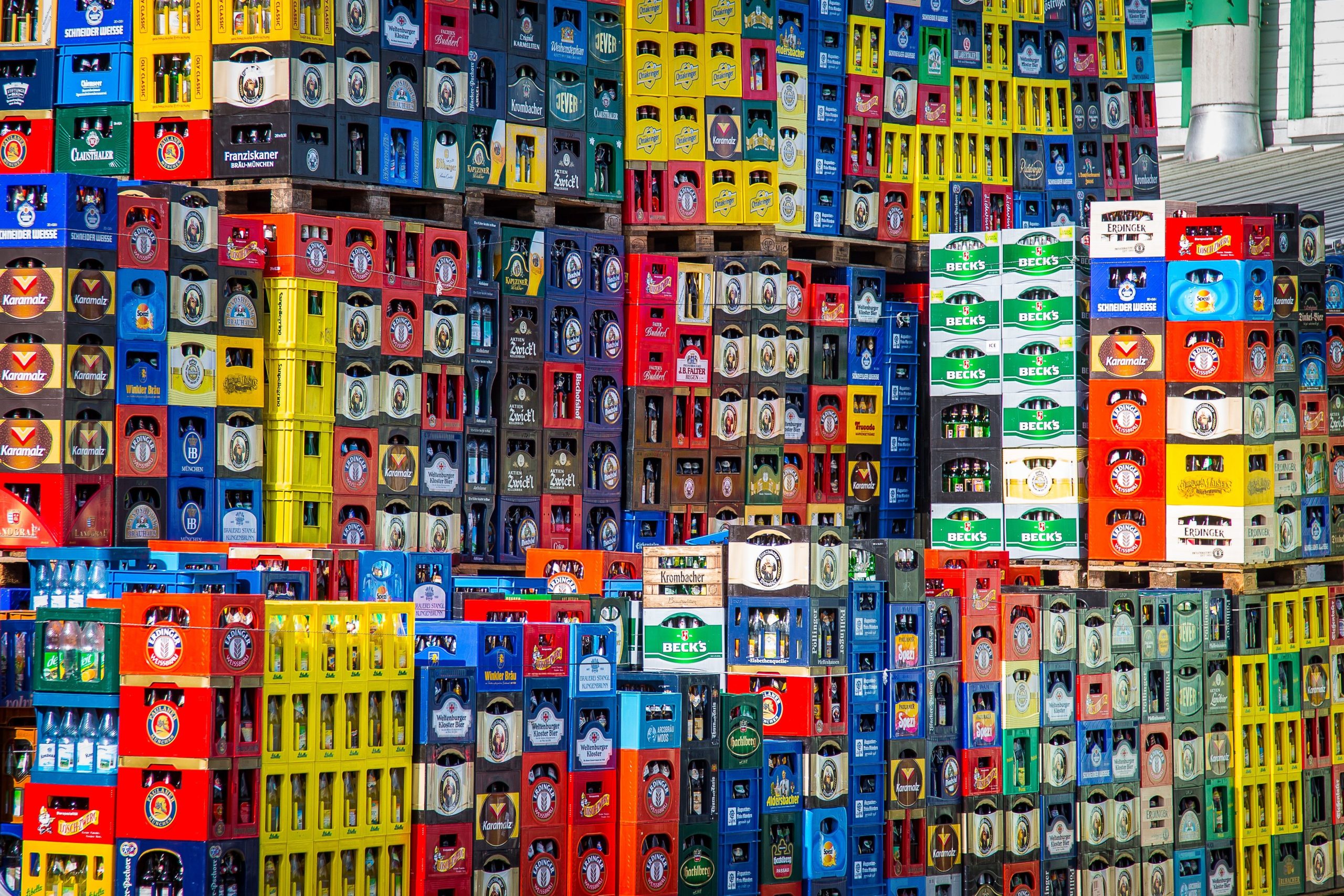 Foto de vários engradados de cerveja de várias marcas diferentes