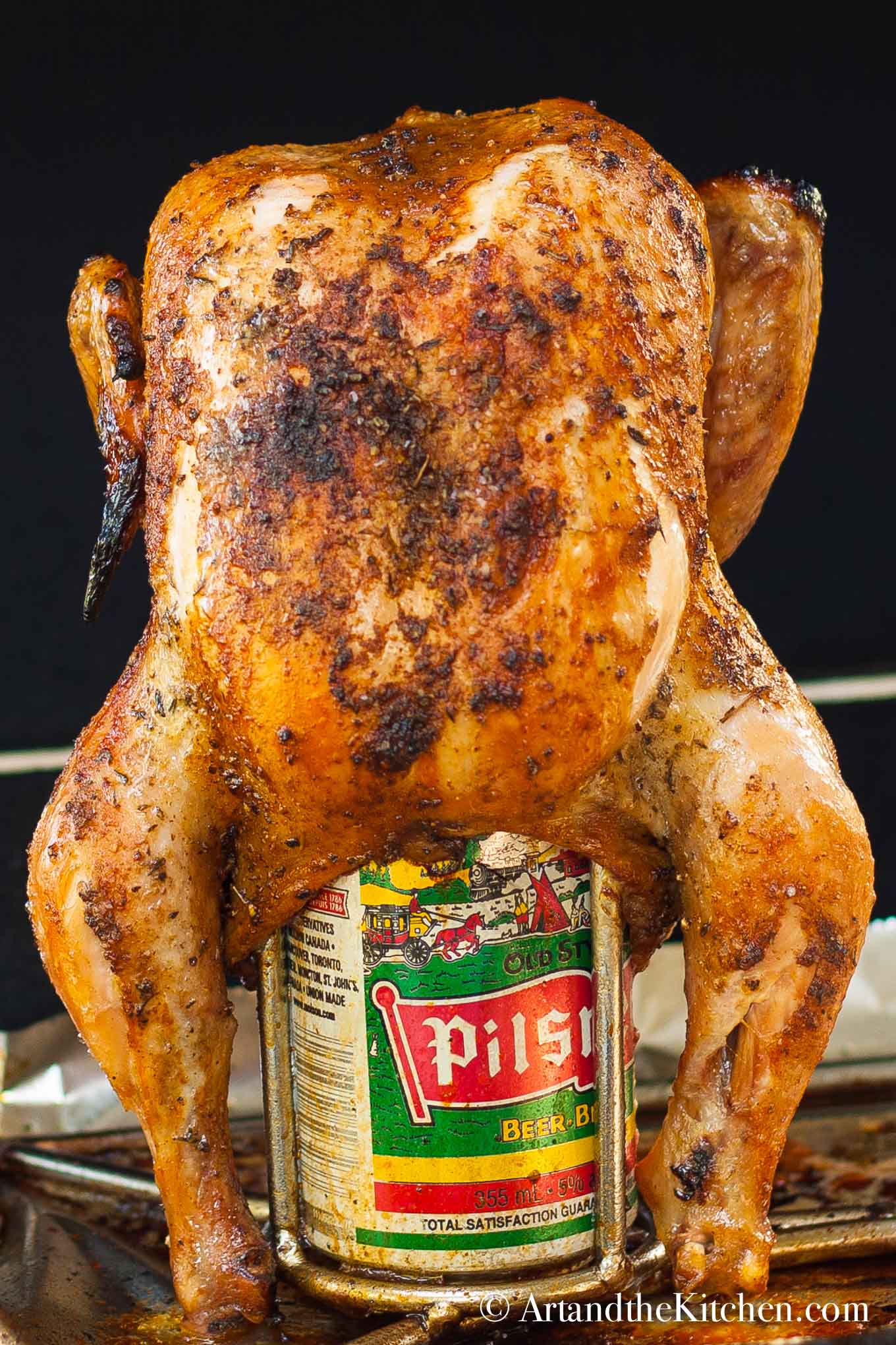 um frango com a lata de cerveja dentro