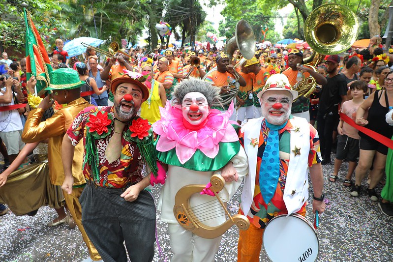 Foto de tres palhaços foliões no carnaval do rio de janeiro