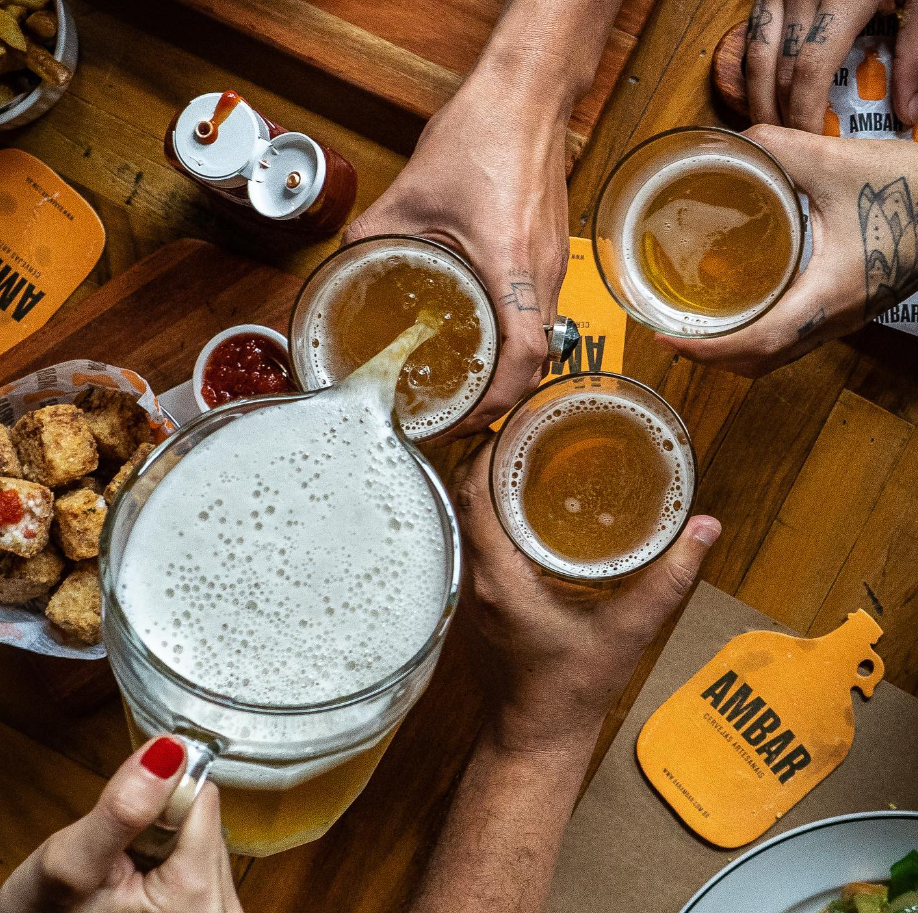 Foto de cervejas numa mesa do ambar