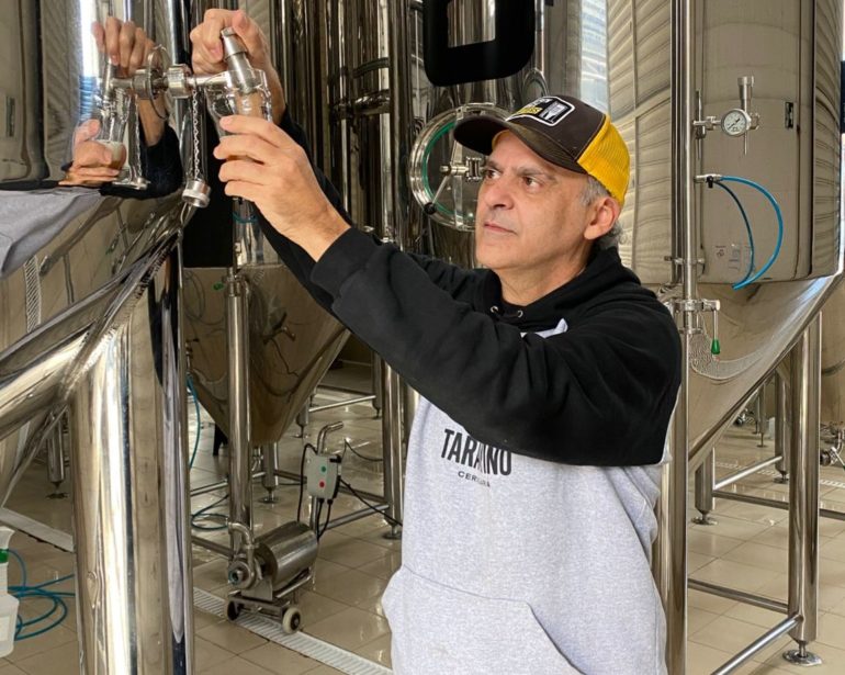 Giba taratino tirando cerveja direto da boca