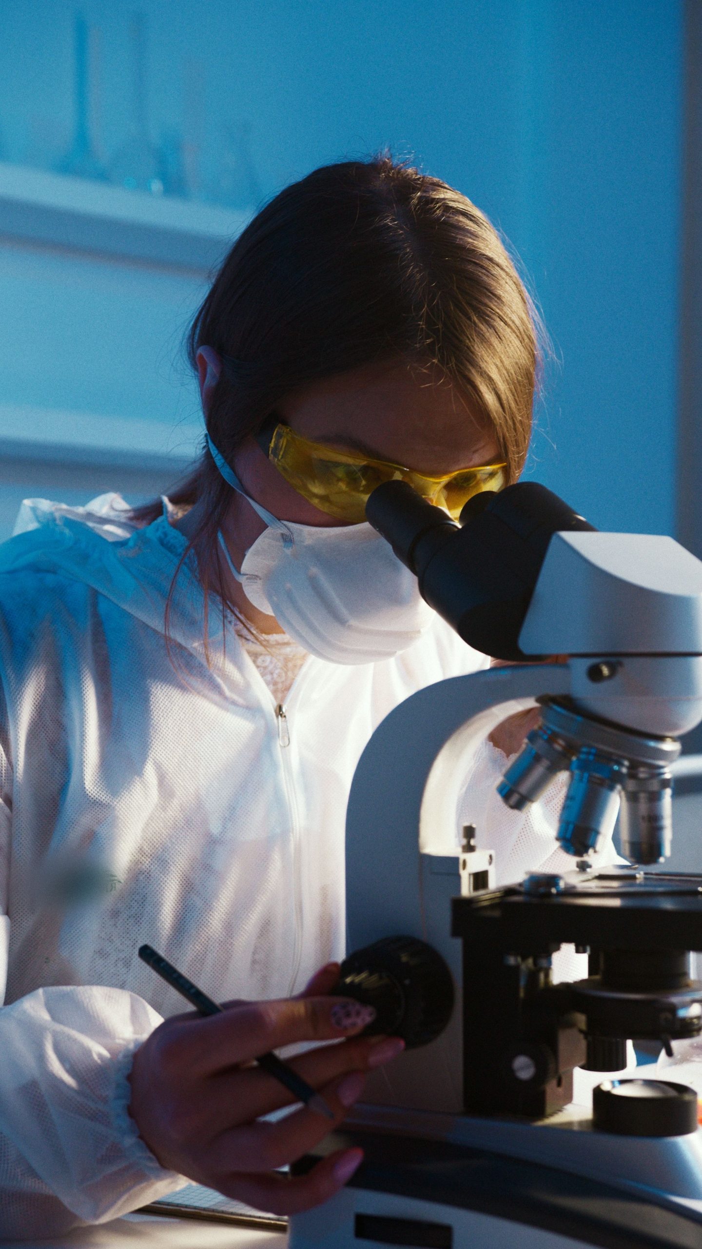 Mulher cientista olhando o microcospio