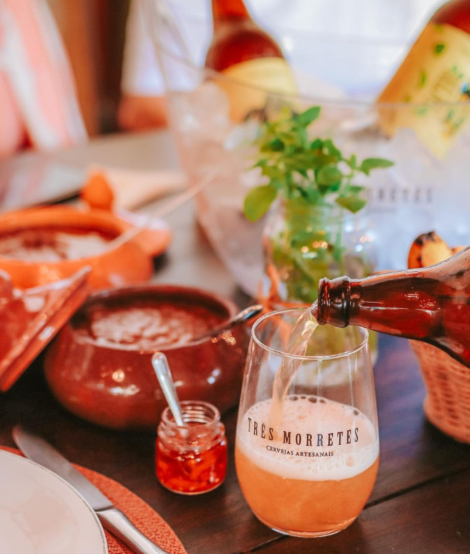 Foto de cerveja tres morretes sendo servida em ambiente gastronomico