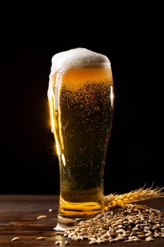 Taça de chope com a espuma escorrendo