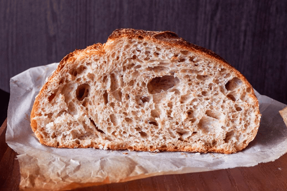 Metade de um pão de fermentação natural