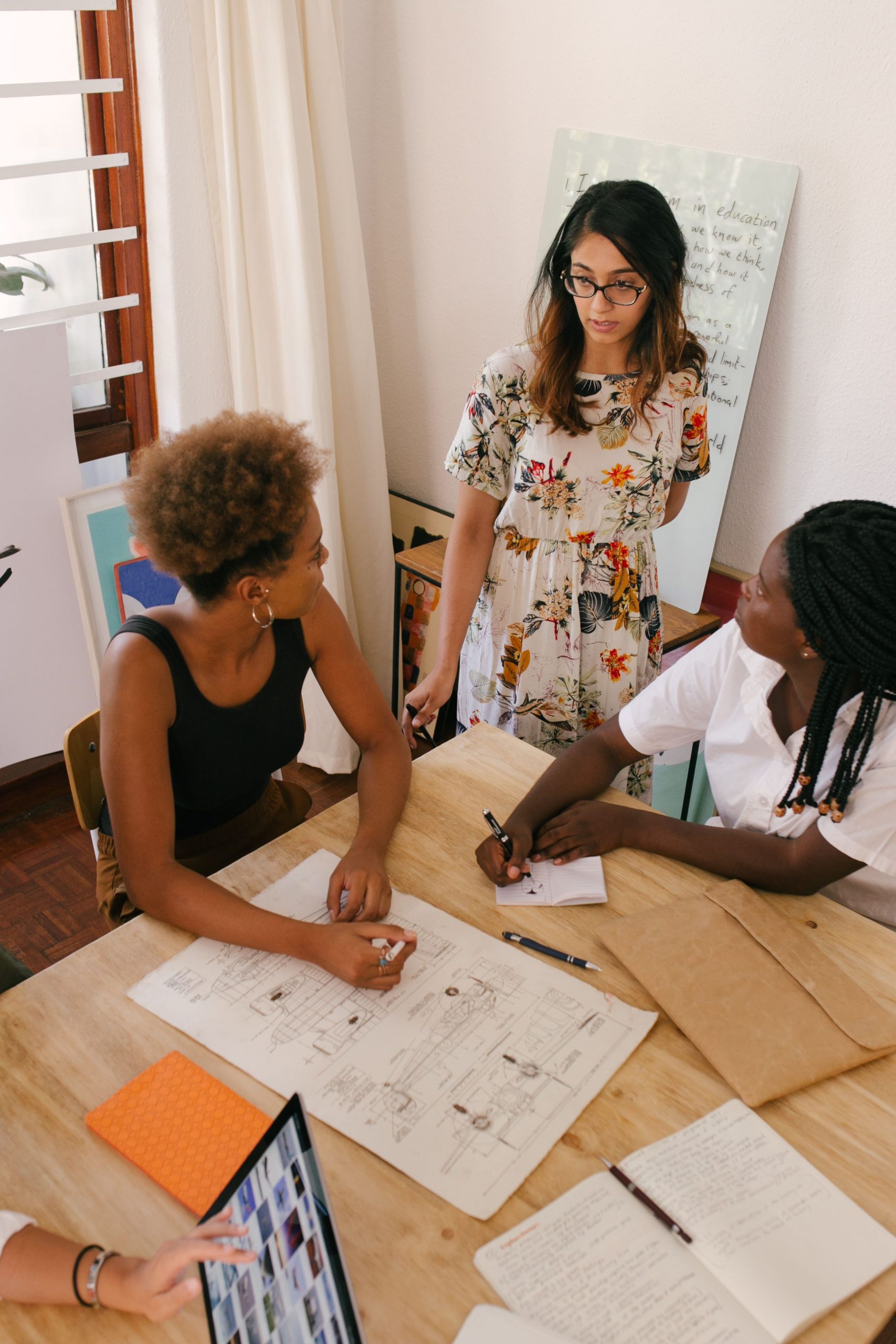 Mulheres tendo reunião e fazendo diversas anotações