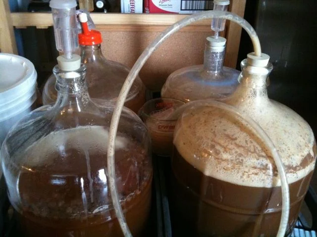 Foto do processo de fermentação da cerveja caseiro dentro de garrafas de 10 litros