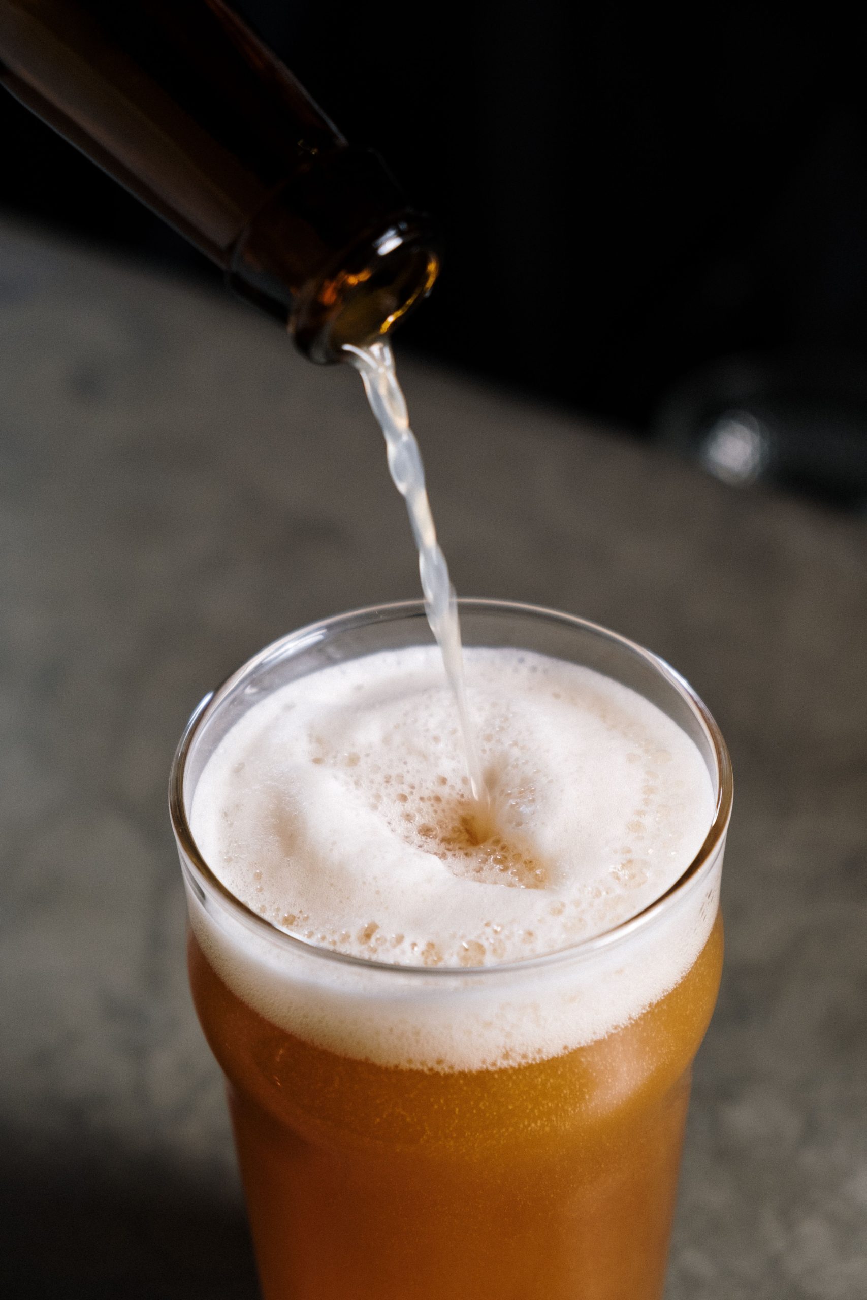 Cerveja sendo servido em copo nonick