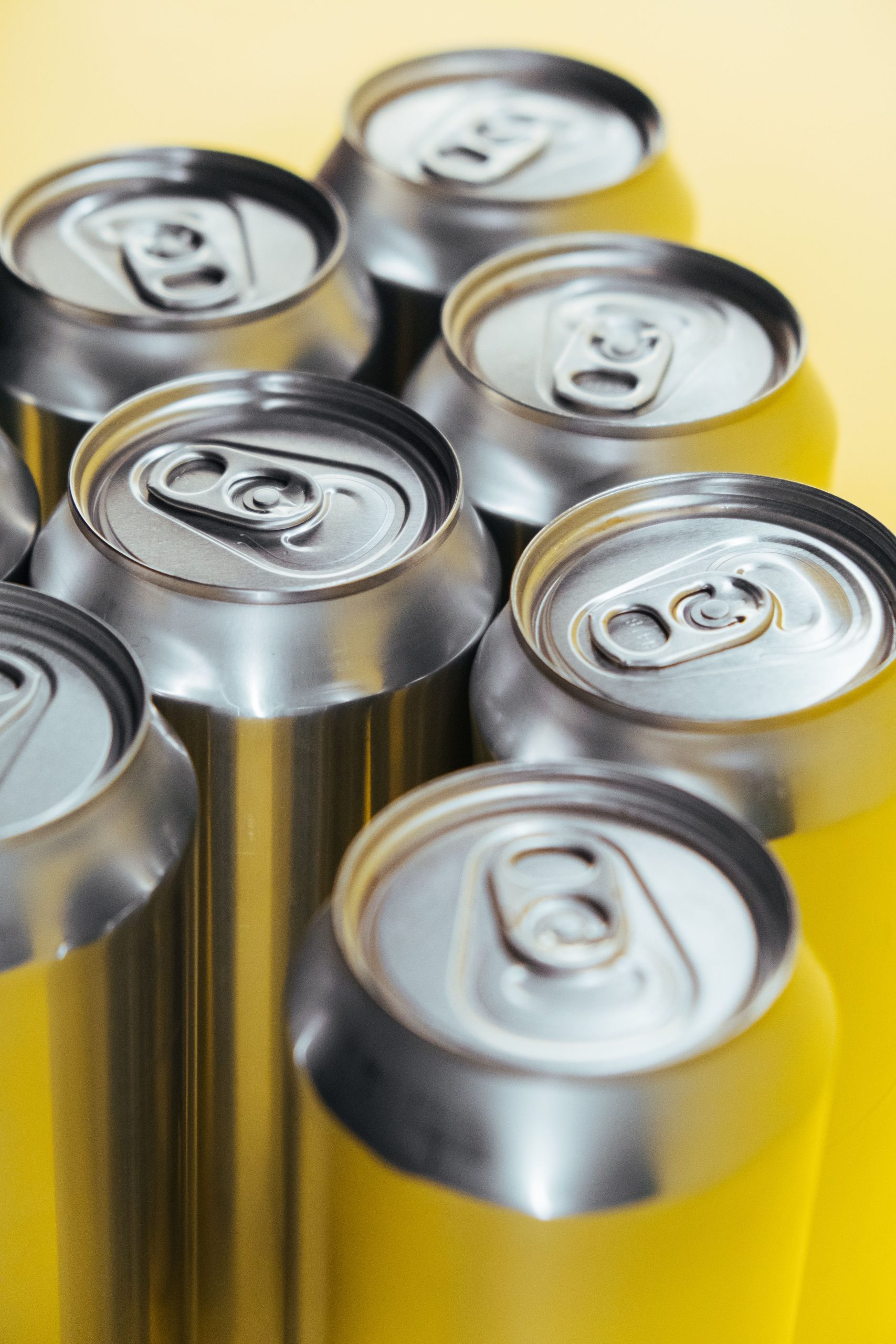 foto de várias latas de cerveja sobre uma mesa