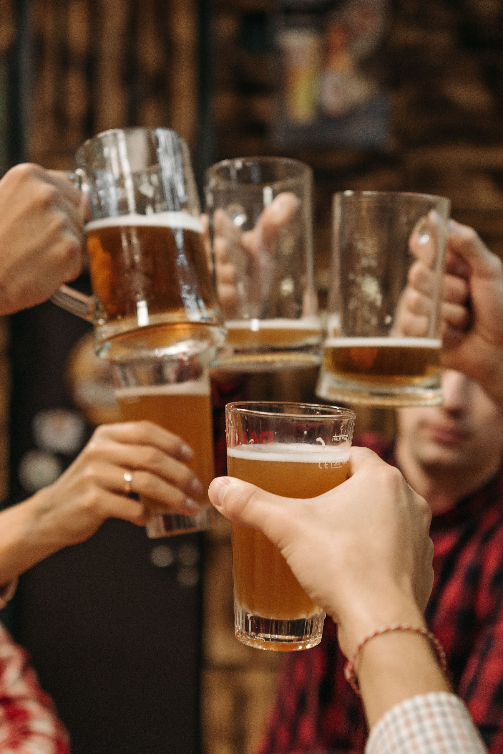 foto de brinde com cerveja entre vários pessoas