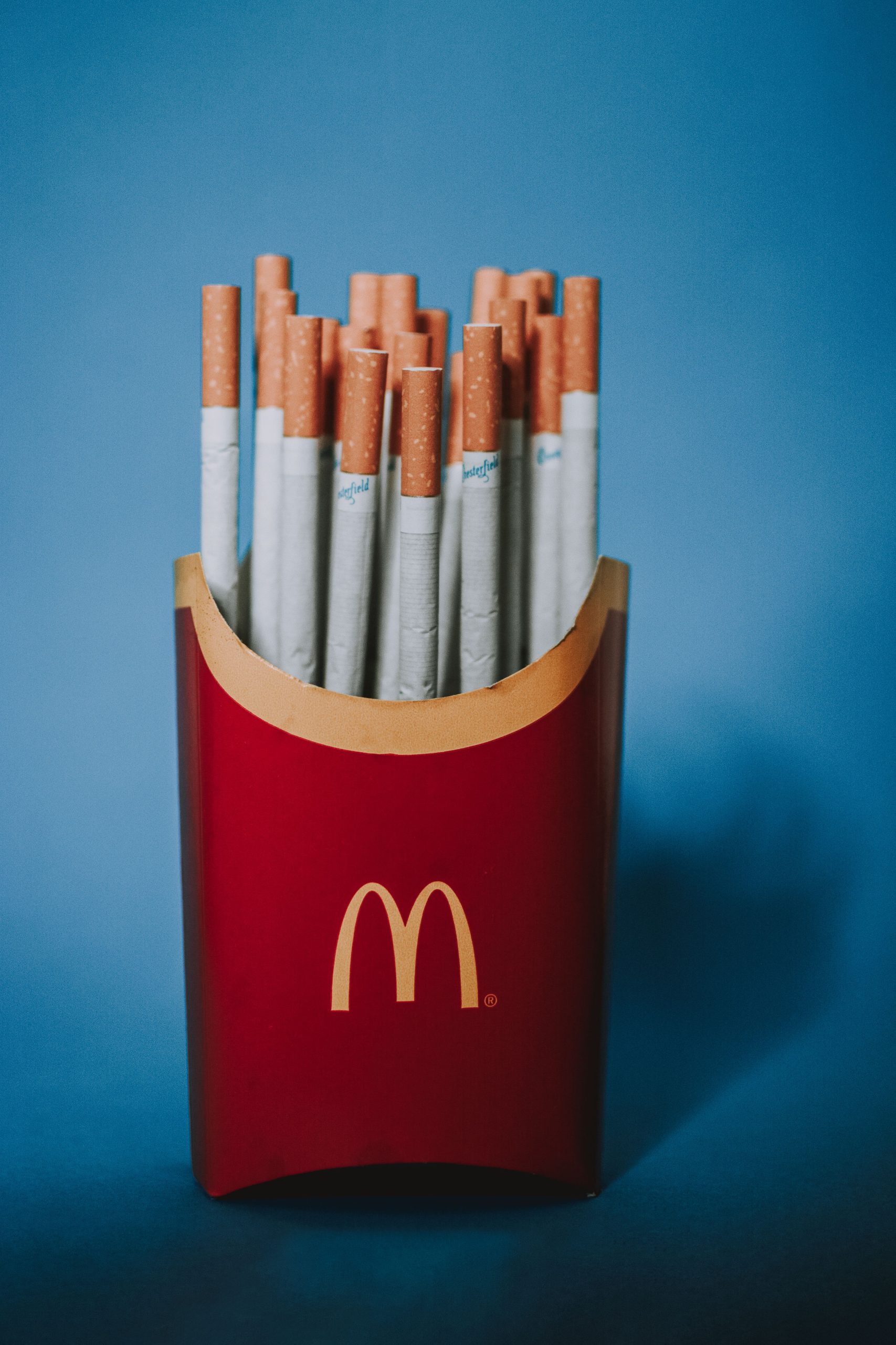 um pacote de batata fritas do macdonalds recheado de cigarros