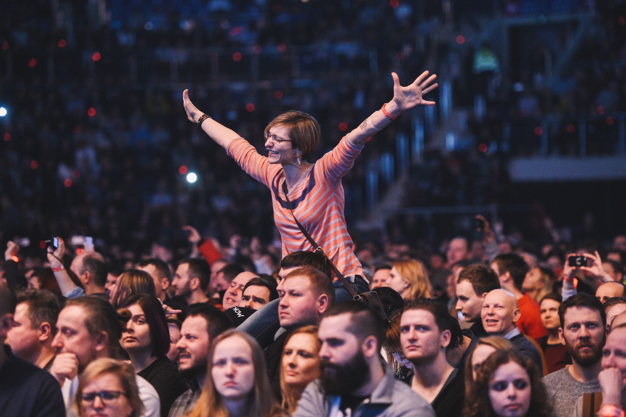 imagem de fãs assistindo a um show