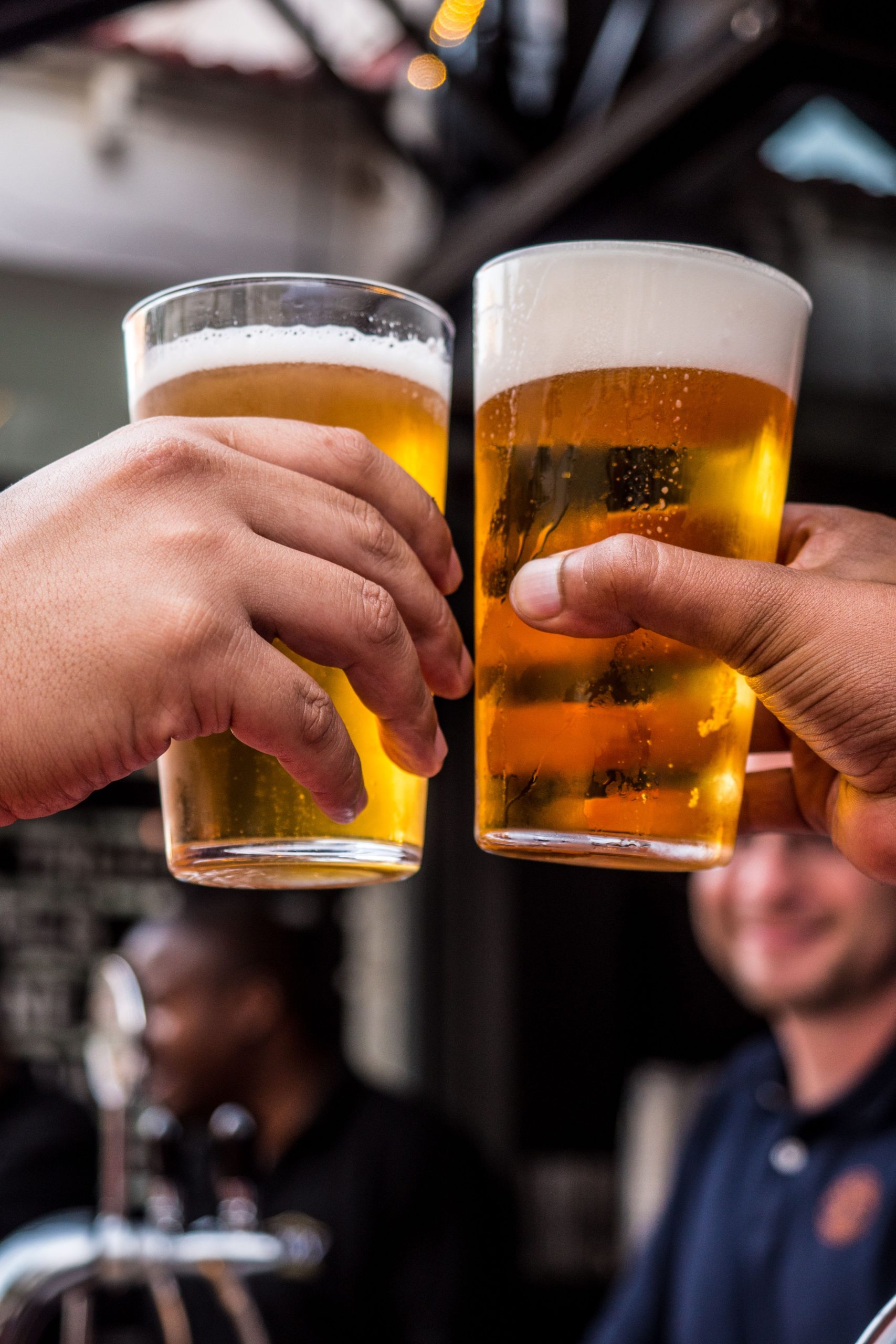 brinde com duas pilsner