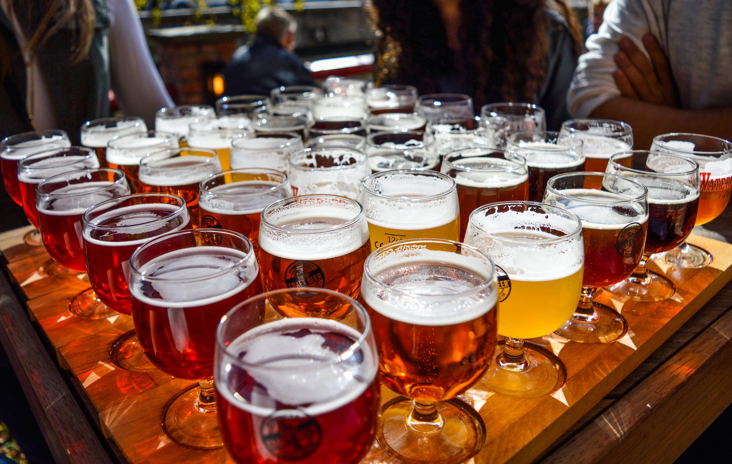 bandeja com diversas cervejas