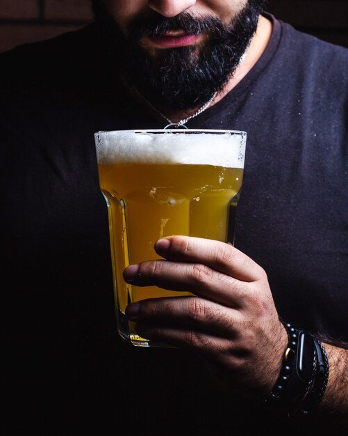homem segurando cerveja
