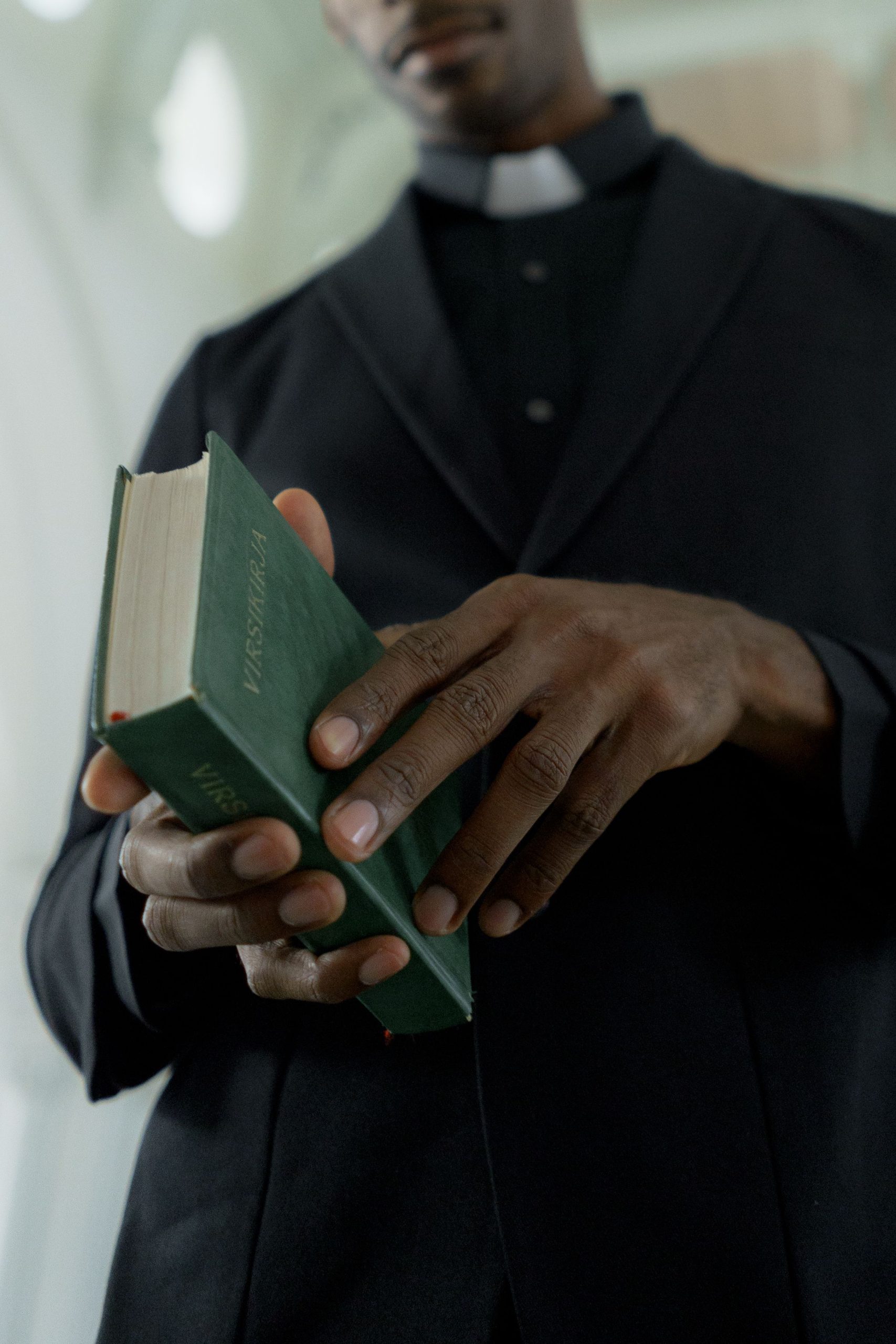 padre segurando uma biblia