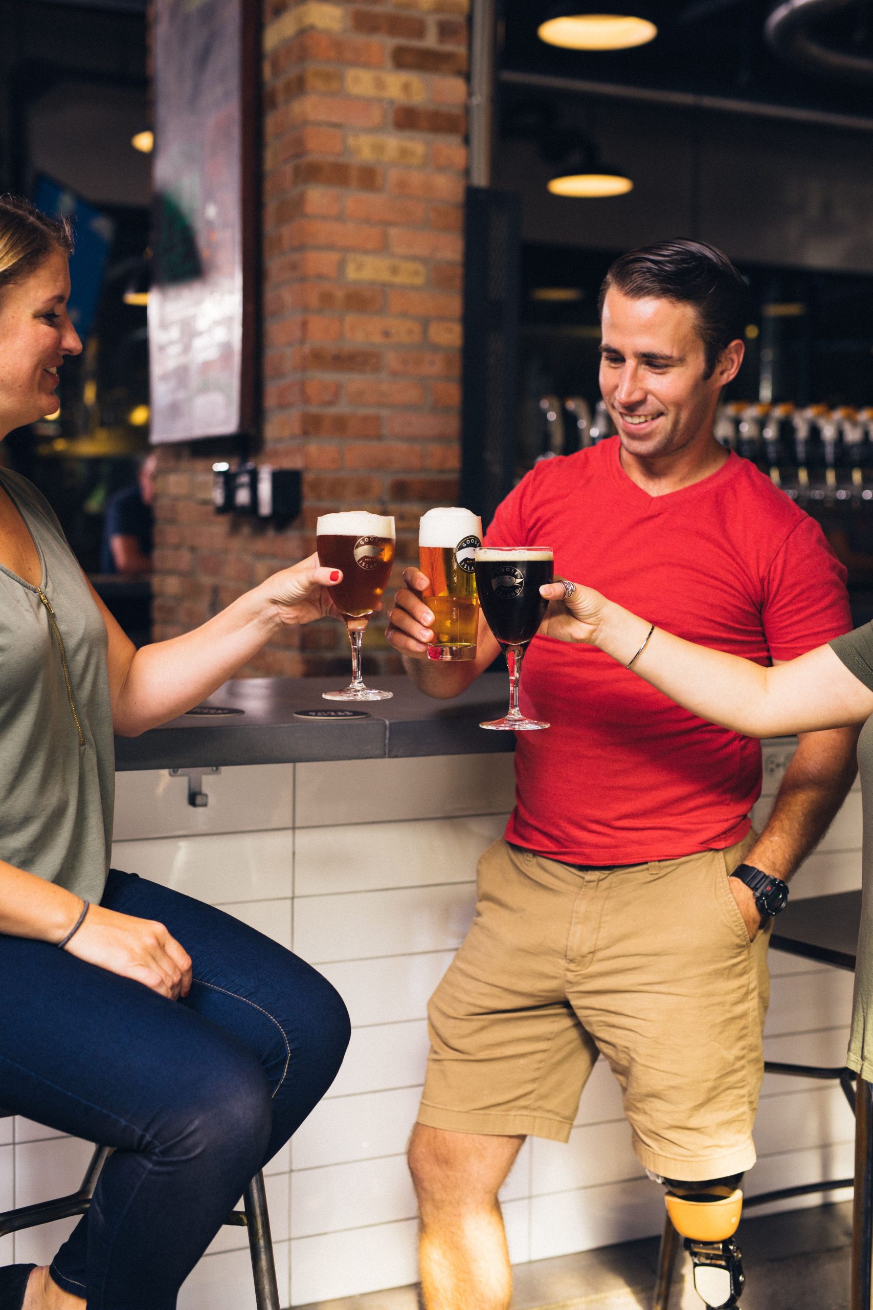pessoas bebendo cervejas diferentes