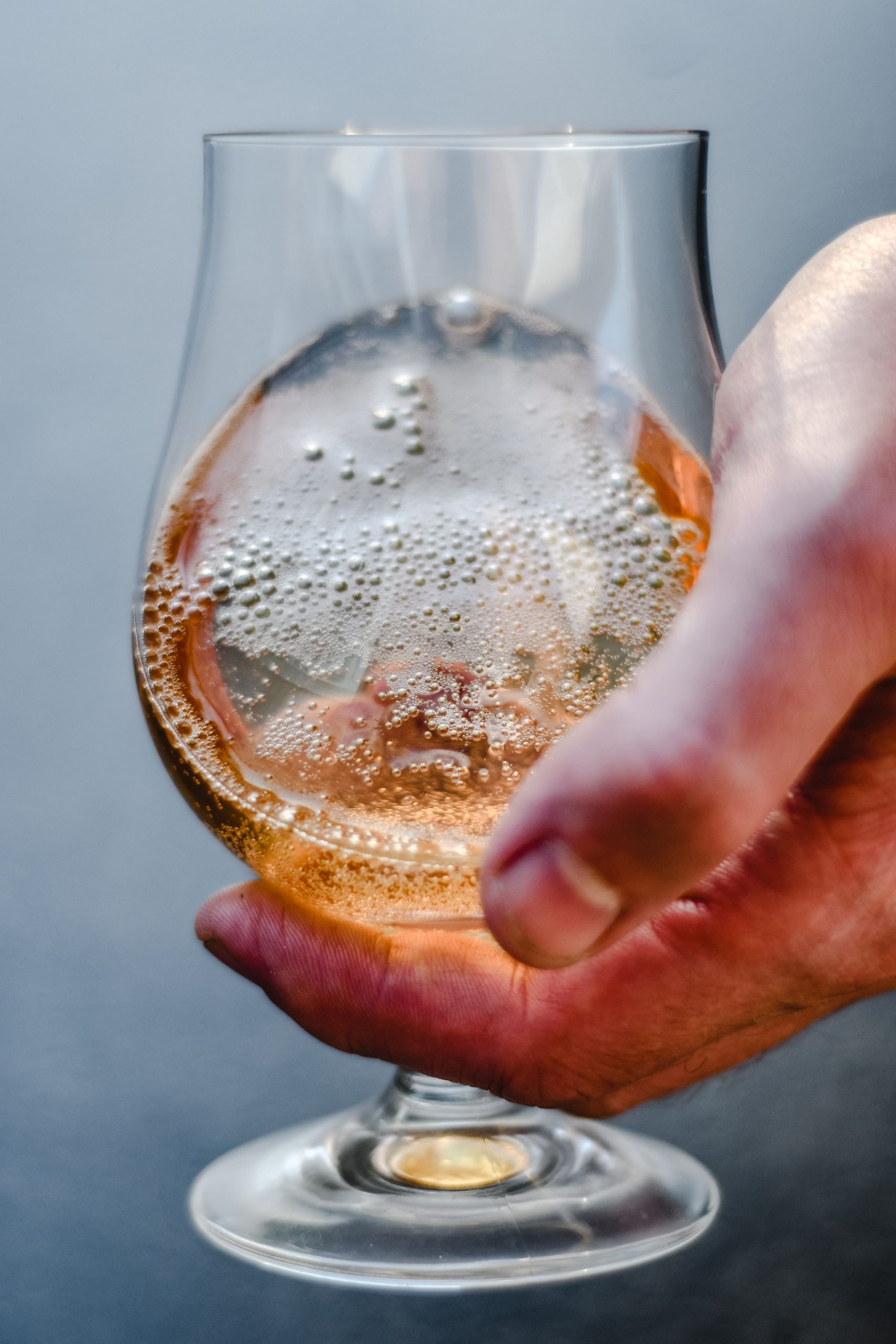 copo com cerveja sendo servida