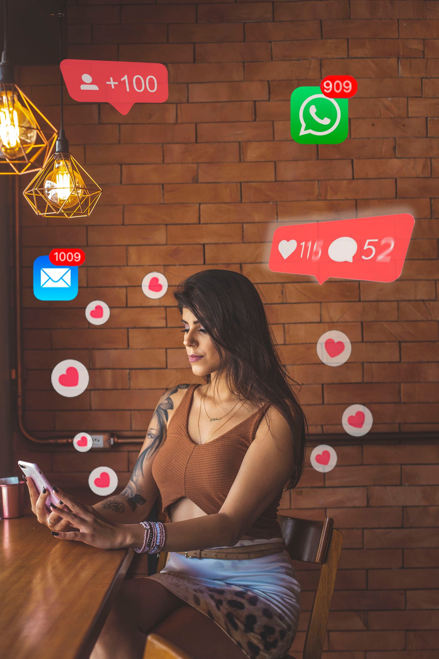 mulher vendo o celular enquanto icones de like sobem