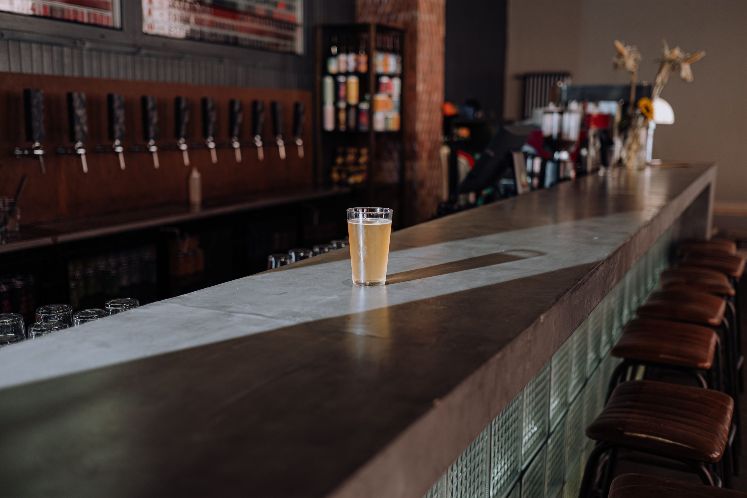 cerveja em um pub vazio