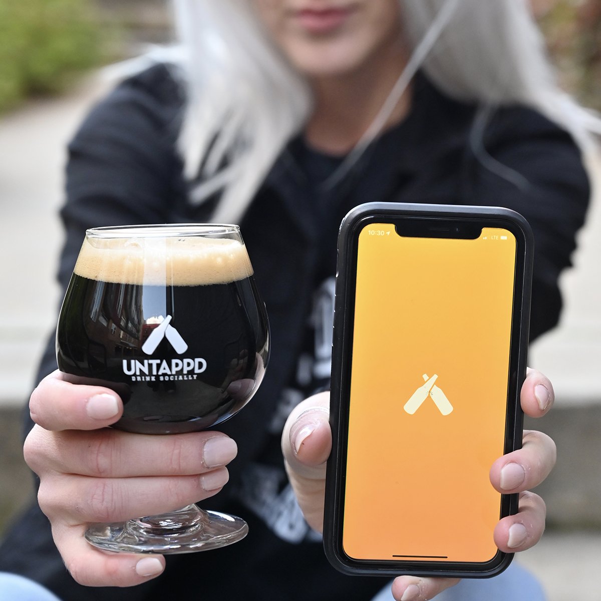 usuária do aplicativo com cerveja escura