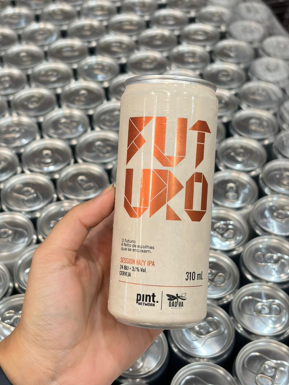 Lata da Futuro sobre o lote de latas